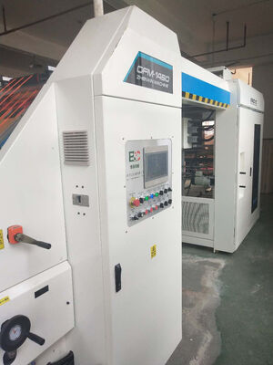 Система ламинирования гофрированных листов для холодного или горячего ламинирования, работающая от двигателя мощностью 30 кВт, обеспечивающая плавный процесс ламинирования