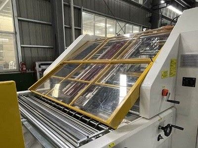 машина для производства бумажных ламинатов каннелюры 2200x2200mm автоматическая с CE Shied для печатания